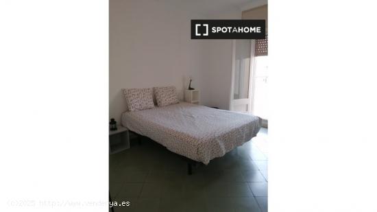 Habitación en alquiler en piso de 9 habitaciones en Eixample Esquerra - Solo chicas - BARCELONA