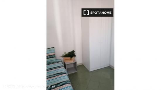 Habitación en alquiler en piso de 9 habitaciones en Eixample Esquerra - Solo chicas - BARCELONA