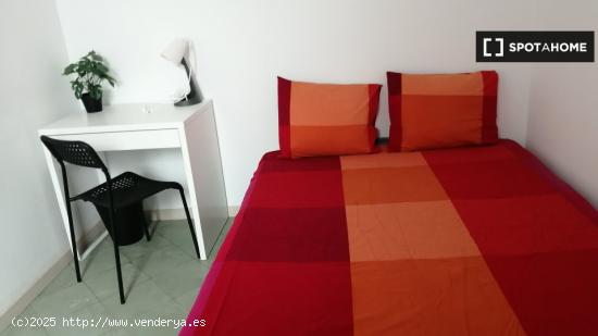 Habitación en alquiler en piso de 9 habitaciones en Eixample Esquerra - Solo chicas - BARCELONA