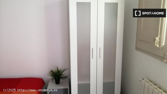 Habitación en alquiler en piso de 9 habitaciones en Eixample Esquerra - Solo chicas - BARCELONA