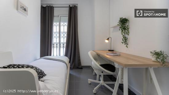 Se alquila habitación en piso de 5 dormitorios en Eixample - VALENCIA