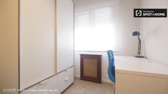 Se alquila habitación amueblada en apartamento de 6 dormitorios en Nueva España - MADRID