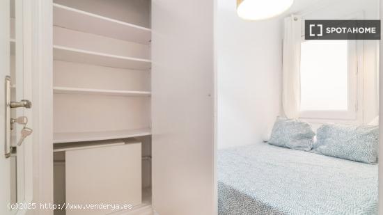 ¡Habitaciones en alquiler en piso de 7 habitaciones en Barcelona! - BARCELONA