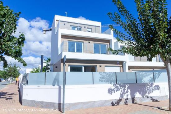 Villa de 4 dormitorios con  3 baños, piscina, orientacion sur. San Pedro Del Pinatar - MURCIA