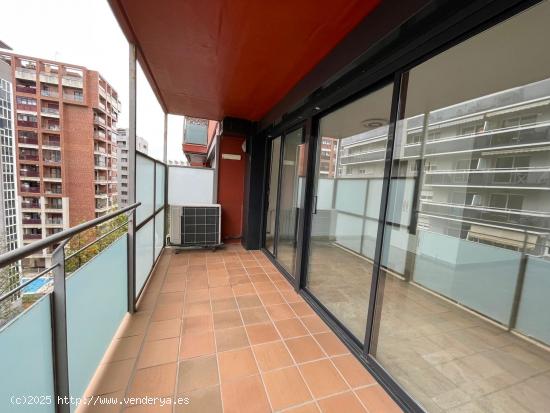 Piso con balcón y dos habitaciones en Avenida Francia - VALENCIA