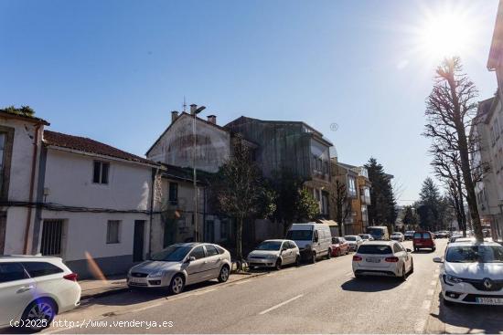 Casa para reformar de 197 m2 con jardín trasero a 10 minutos de la Catedral de Santiago - A CORUÑA