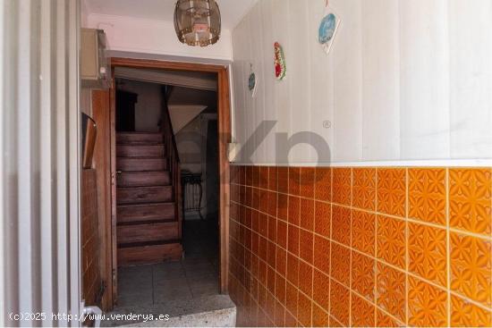 Casa para reformar de 197 m2 con jardín trasero a 10 minutos de la Catedral de Santiago - A CORUÑA