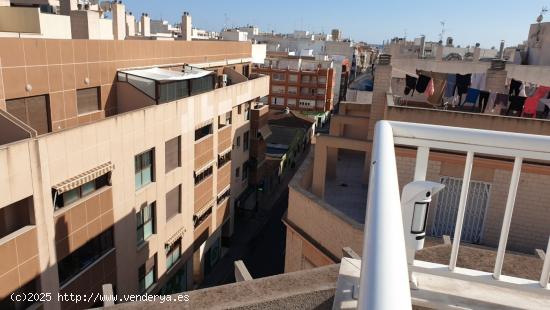 ÁTICO EN ESQUINA CON ENORME TERRAZA EN TORREVIEJA!!! - ALICANTE