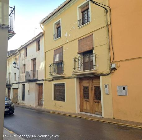 Bonita casa señorial próxima al centro con amplio patrio trasero. - VALENCIA