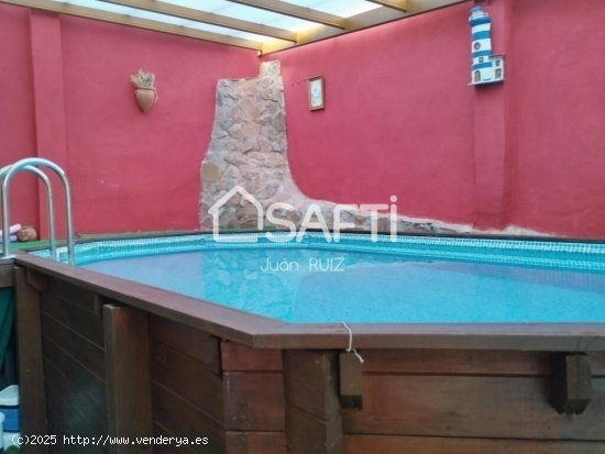 Casa con patio y piscina cubierta: ¡Vive o invierte en tu futuro!