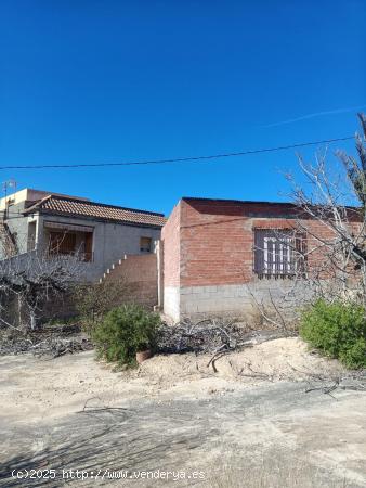 SE VENDE TERRENO CON  CASA / ZONA TRANQUILA/PARCELA DE 8.000 MTS - ALICANTE