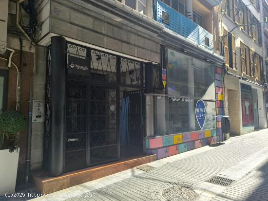 Se Alquila Amplio Local en la calle Sociedad, próximo a la Catedral y la Gran Vía - MURCIA