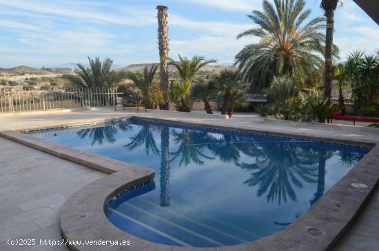 SE ALQUILA Impresionante propiedad con casa, piscina, huerto y almacén en Cañada Hermosa - MURCIA