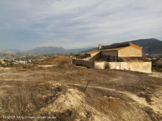 TERRENO RÚSTICO CON EDIFICACIÓN EN ALCOY - ALICANTE