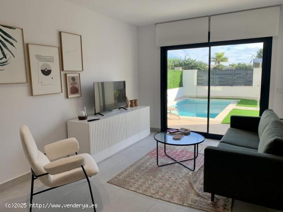 Villa de 3 dormitorios con piscina privada a la venta en Roda Golf(Murcia) - MURCIA