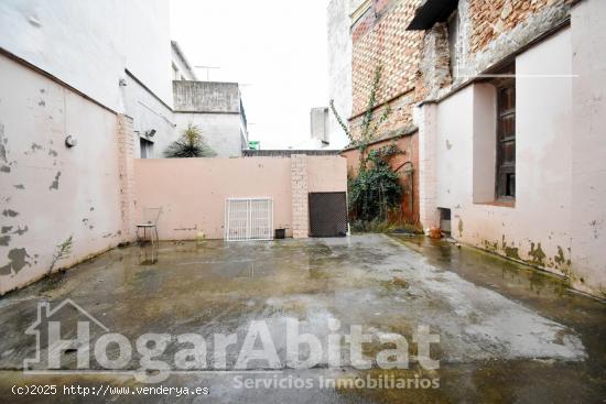 ¡GRAN OPORTUNIDAD! CASA ESPACIOSA PARA REFORMAR CON PATIO Y TERRAZA - VALENCIA