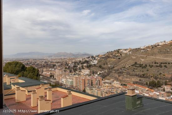  ¡OPORTUNIDAD! ATICO EN EL SERRALLO CON TERRACITA, VISTAS DESPEJADAS Y PISCINA COMUNITARIA - GRANADA 