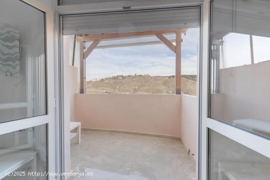  ¡OPORTUNIDAD! ATICO EN EL SERRALLO CON TERRACITA, VISTAS DESPEJADAS Y PISCINA COMUNITARIA - GRANADA 