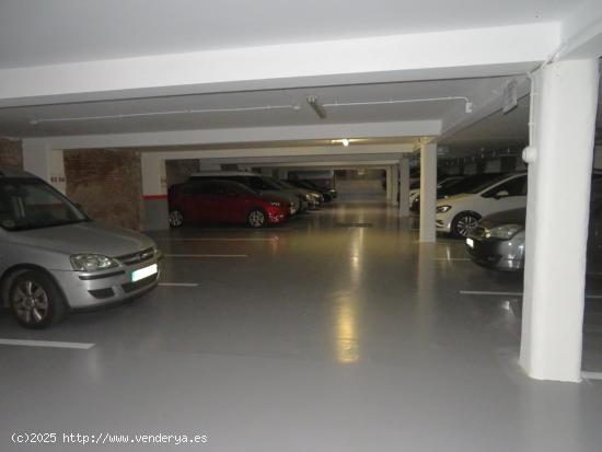 PLAZA DE PARKING PARA COCHE MEDIANO EN LA CALLE VILADOMAT CON MANSO - BARCELONA