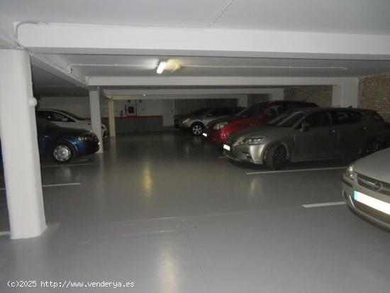 PLAZA DE PARKING PARA COCHE MEDIANO EN LA CALLE VILADOMAT CON MANSO - BARCELONA