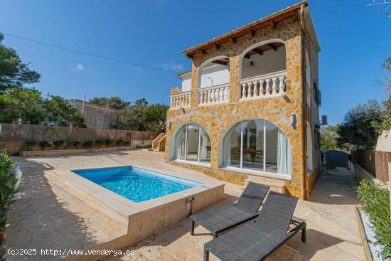 Chalet con dos apartamentos en Cala Santanyi con jardín y piscina - BALEARES