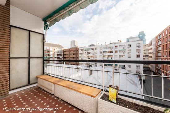 Con terraza, muy luminoso y tranquilo en ubicación inmejorable, dos dormitorios y un baño - MADRID