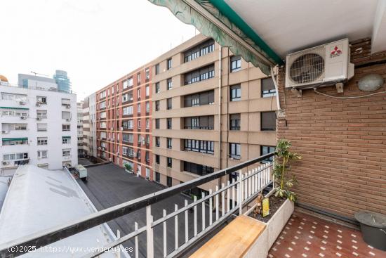 Con terraza, muy luminoso y tranquilo en ubicación inmejorable, dos dormitorios y un baño - MADRID