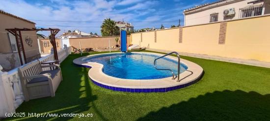 GRAN CHALET DE 5 DORMITORIOS CON CASA DE INVITADOS Y PISCINA PRIVADA - ZONA SAN LUIS, TORREVIEJA - -