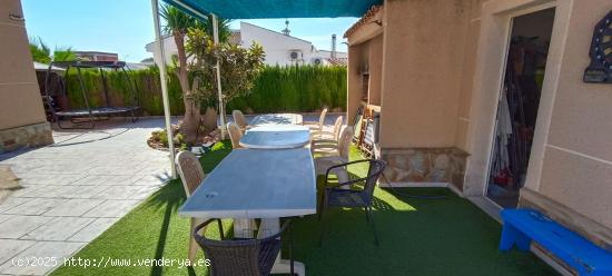 GRAN CHALET DE 5 DORMITORIOS CON CASA DE INVITADOS Y PISCINA PRIVADA - ZONA SAN LUIS, TORREVIEJA - -