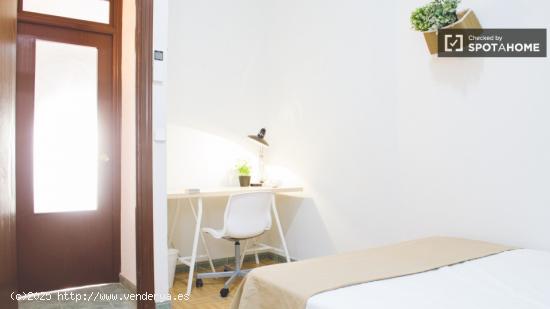 Encuentre una habitación con cómoda en el apartamento de 5 dormitorios, Puerta del Sol - MADRID