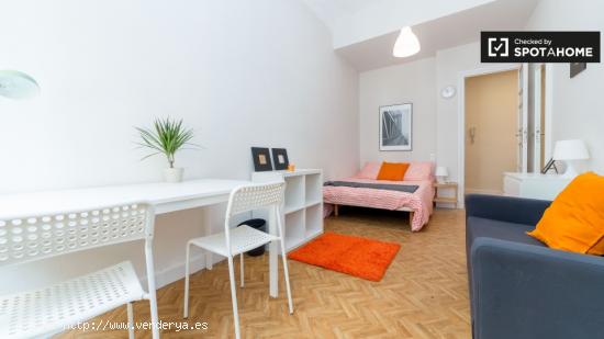 Habitación luminosa con cómoda en piso compartido, Eixample - VALENCIA