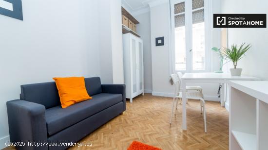 Habitación luminosa con cómoda en piso compartido, Eixample - VALENCIA