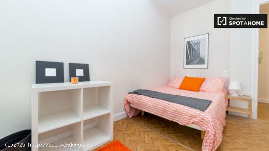 Habitación luminosa con cómoda en piso compartido, Eixample - VALENCIA