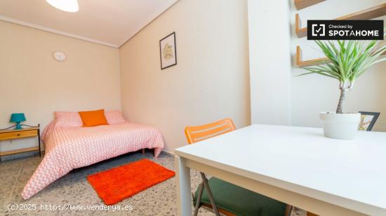 Habitación grande con escritorio en apartamento de 5 habitaciones, Algirós - VALENCIA