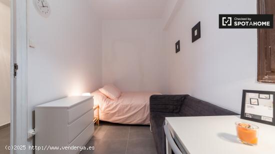 Habitación acogedora con armario independiente en un apartamento de 5 dormitorios, Eixampl - VALENC