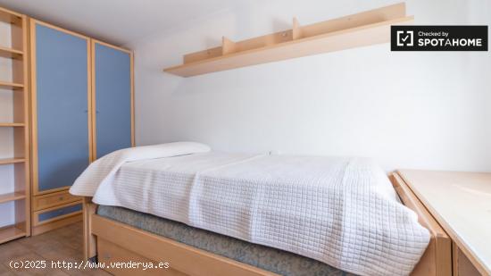 Habitación amueblada con estantería en un apartamento de 4 dormitorios, L'Olivereta - VALENCIA