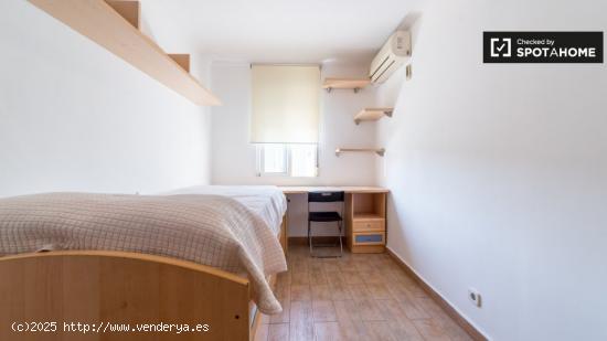 Habitación amueblada con estantería en un apartamento de 4 dormitorios, L'Olivereta - VALENCIA