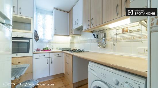 Habitación amueblada con estantería en un apartamento de 4 dormitorios, L'Olivereta - VALENCIA