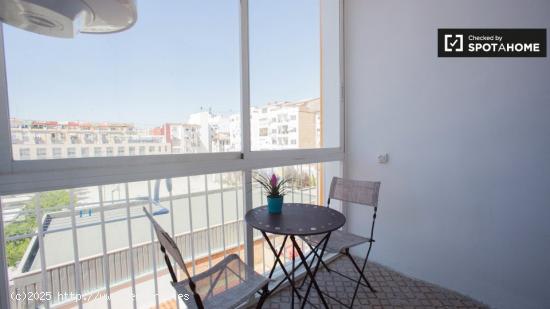 Amplia habitación en un apartamento de 5 dormitorios en L'Eixample, Valencia - VALENCIA