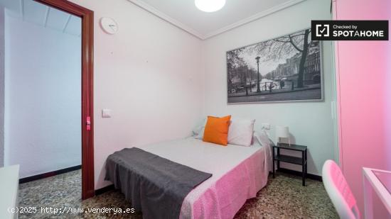 Habitación amueblada en apartamento de 5 dormitorios en Quatre Carreres - VALENCIA