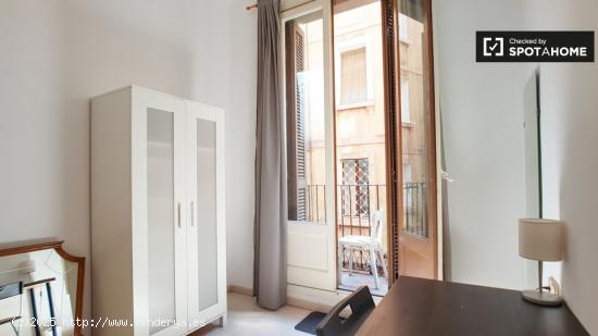 Habitación luminosa con balcón en alquiler en un apartamento de 4 dormitorios en El Raval - BARCEL