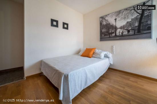  Se alquila habitación con cama matrimonial en apartamento de 4 habitaciones. - VALENCIA 