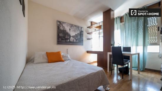 Se alquila habitación con cama matrimonial en apartamento de 4 habitaciones. - VALENCIA