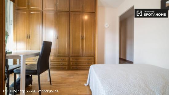 Se alquila habitación con cama matrimonial en apartamento de 4 habitaciones. - VALENCIA