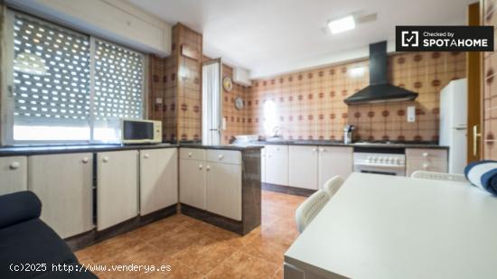 Se alquila habitación con cama matrimonial en apartamento de 4 habitaciones. - VALENCIA