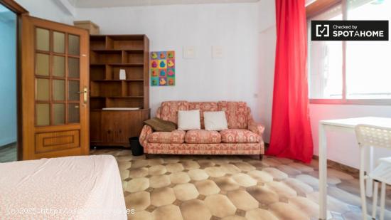 Se alquila habitación con cama doble en apartamento de 6 habitaciones. - VALENCIA