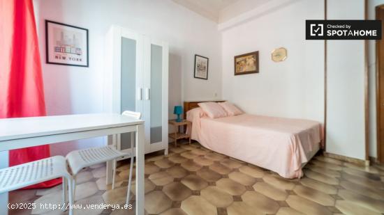 Se alquila habitación con cama doble en apartamento de 6 habitaciones. - VALENCIA