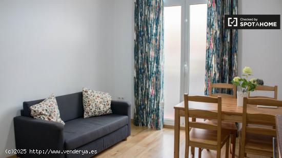 Habitación amueblada en apartamento de 3 dormitorios en El Raval - BARCELONA