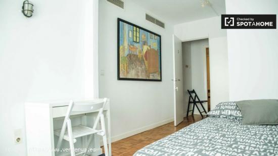 Encantadora habitación en alquiler en apartamento de 6 dormitorios en Algirós - VALENCIA