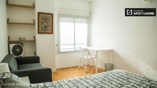 Cómoda habitación en alquiler en apartamento de 6 dormitorios en Algirós. - VALENCIA